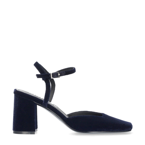 Vista lateral de los zapatos de salón destalonados de terciopelo para mujer Emily Pumps 85 con tira al tobillo en color marino de BIBI LOU.