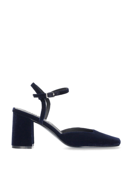 Vista lateral de los zapatos de salón destalonados de terciopelo para mujer Emily Pumps 85 con tira al tobillo en color marino de BIBI LOU.