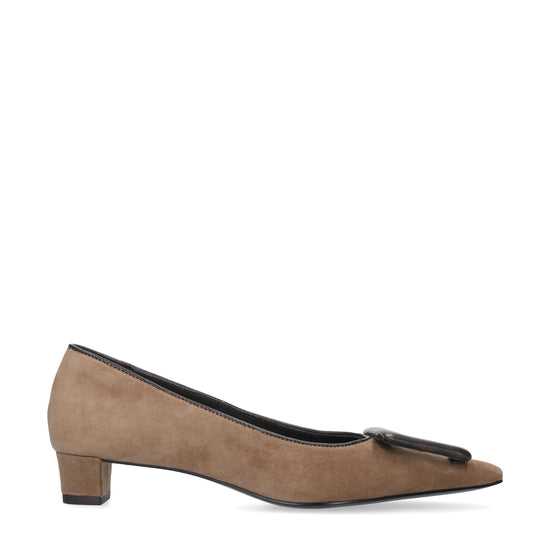 Vista lateral de los zapatos de salón de ante para mujer Bonnie Pumps 30 en color taupe con adorno forrado de BIBI LOU.