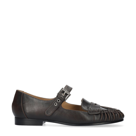 Vista lateral de los mocasines de piel para mujer Amaris Loafer en color marrón, con punta redonda y tacón plano de 1,5 cm de BIBI LOU.
