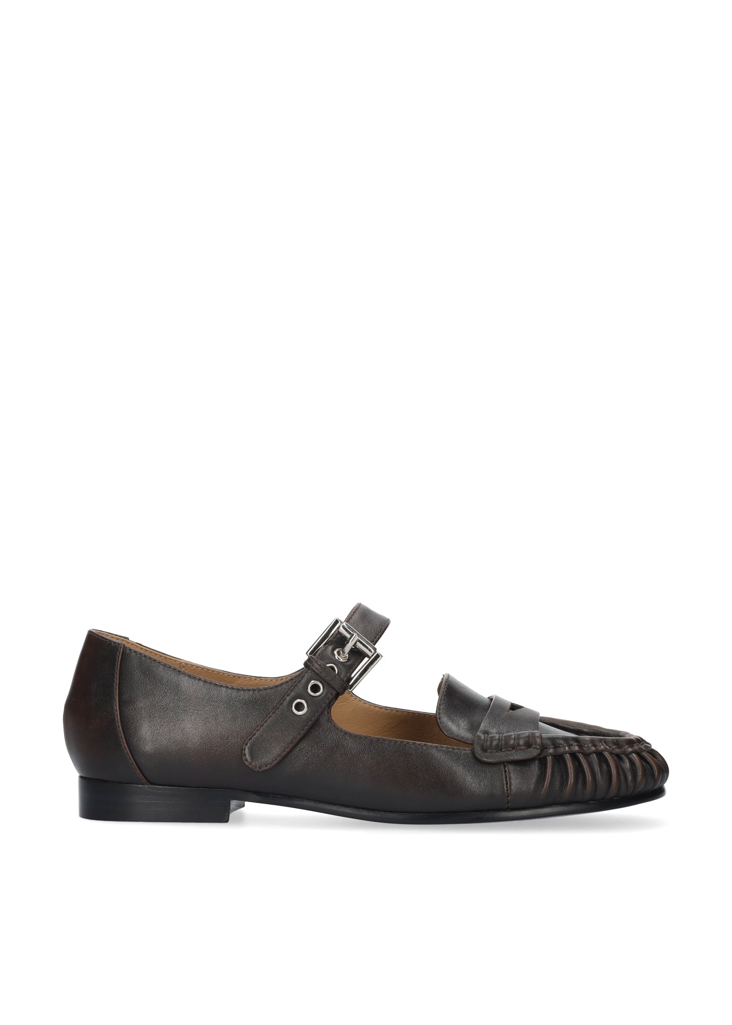 Vista lateral de los mocasines de piel para mujer Amaris Loafer en color marrón, con punta redonda y tacón plano de 1,5 cm de BIBI LOU.