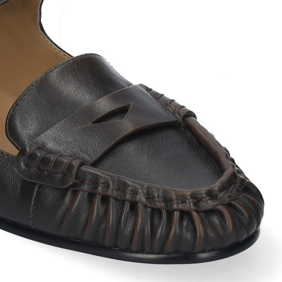 Vista lateral de los mocasines de piel para mujer Amaris Loafer en color marrón, con punta redonda y tacón plano de 1,5 cm de BIBI LOU.