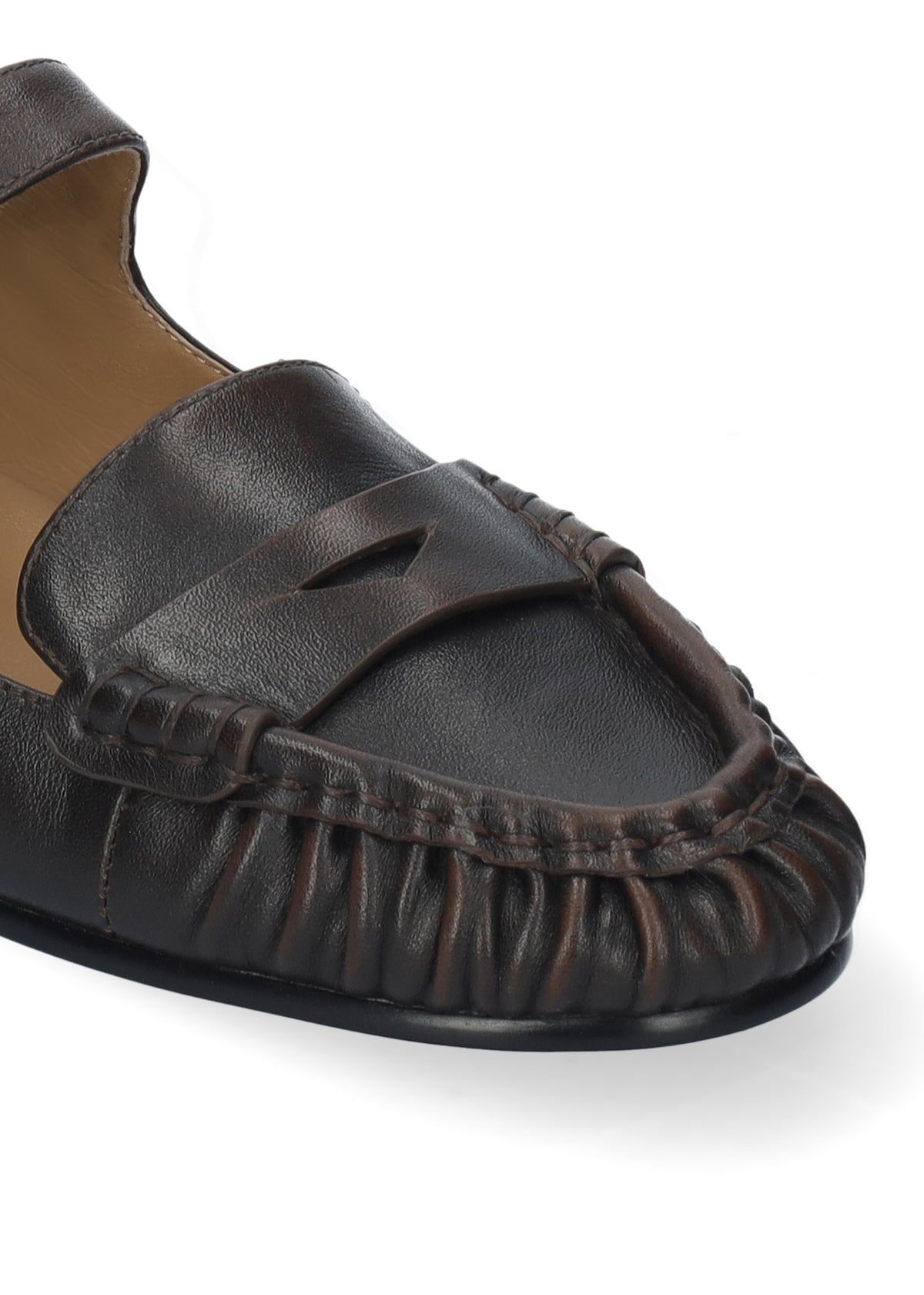 Vista lateral de los mocasines de piel para mujer Amaris Loafer en color marrón, con punta redonda y tacón plano de 1,5 cm de BIBI LOU.