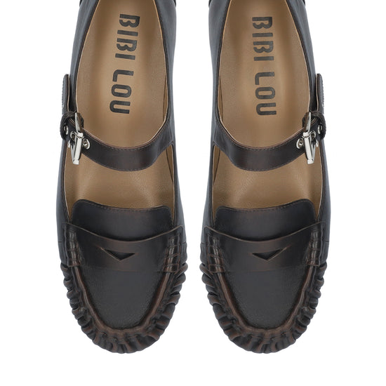 Vista lateral de los mocasines de piel para mujer Amaris Loafer en color marrón, con punta redonda y tacón plano de 1,5 cm de BIBI LOU.