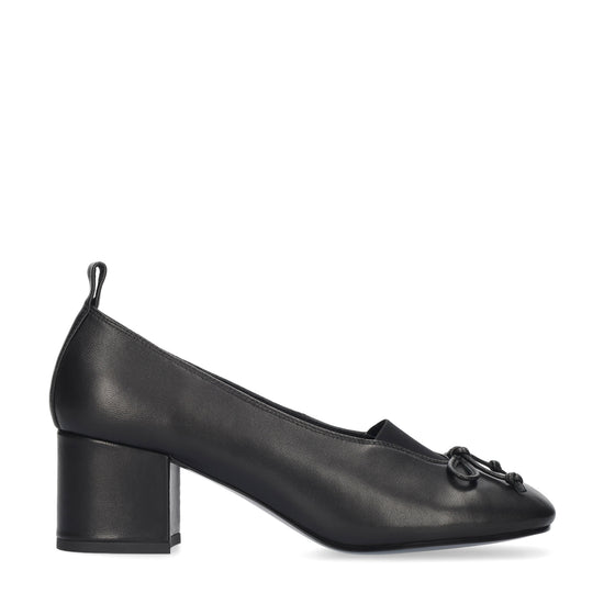 Vista lateral de los zapatos de salón de piel para mujer Naia Pumps 60 en color negro de BIBI LOU.