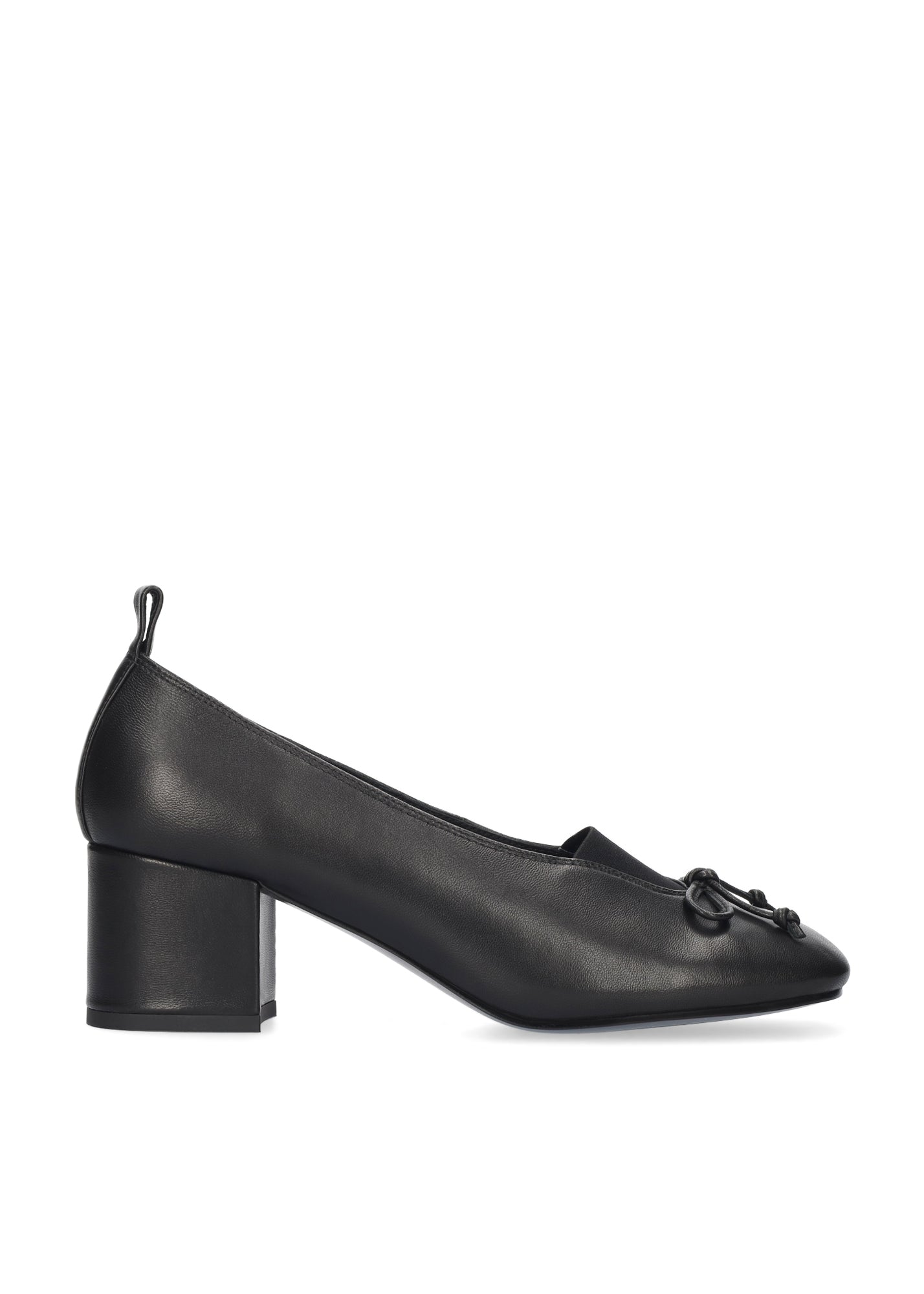 Vista lateral de los zapatos de salón de piel para mujer Naia Pumps 60 en color negro de BIBI LOU.