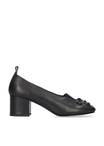 Vista lateral de los zapatos de salón de piel para mujer Naia Pumps 60 en color negro de BIBI LOU.