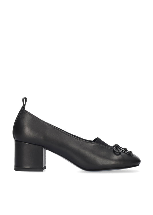 Vista lateral de los zapatos de salón de piel para mujer Naia Pumps 60 en color negro de BIBI LOU.