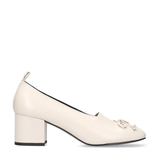 Vista lateral de los zapatos de salón de piel para mujer Naia Pumps 60 en color off white de BIBI LOU.