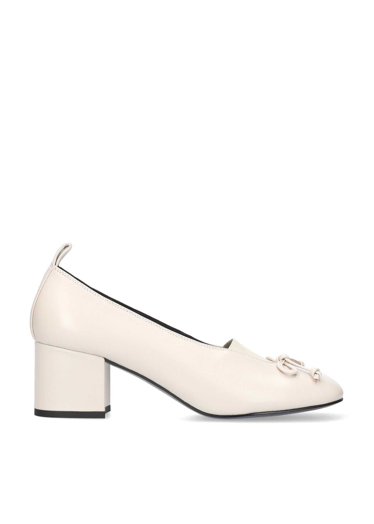 Vista lateral de los zapatos de salón de piel para mujer Naia Pumps 60 en color off white de BIBI LOU.