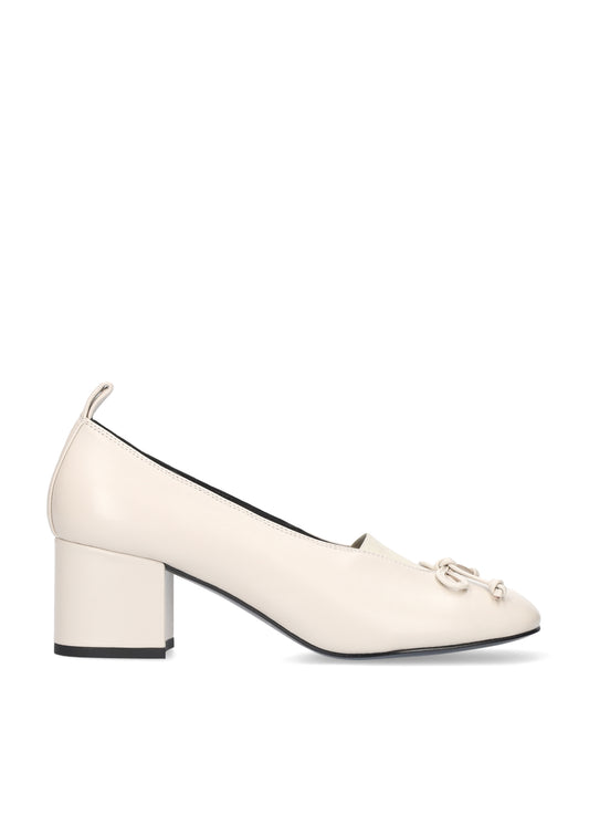 Vista lateral de los zapatos de salón de piel para mujer Naia Pumps 60 en color off white de BIBI LOU.