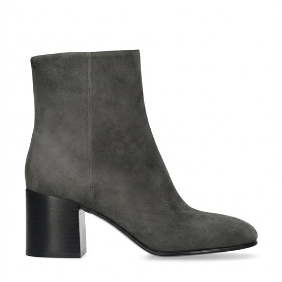 Vista lateral de los botines de ante para mujer Melina Booties 70 en color antracita, de caña baja, punta redonda, tacón stacked de bloque de 7 cm y cremallera interior de BIBI LOU.
