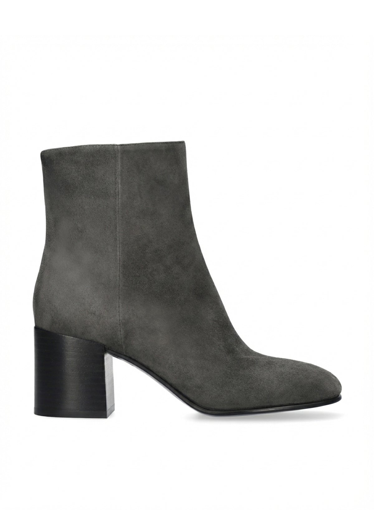 Vista lateral de los botines de ante para mujer Melina Booties 70 en color antracita, de caña baja, punta redonda, tacón stacked de bloque de 7 cm y cremallera interior de BIBI LOU.