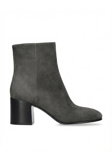 Vista lateral de los botines de ante para mujer Melina Booties 70 en color antracita, de caña baja, punta redonda, tacón stacked de bloque de 7 cm y cremallera interior de BIBI LOU.