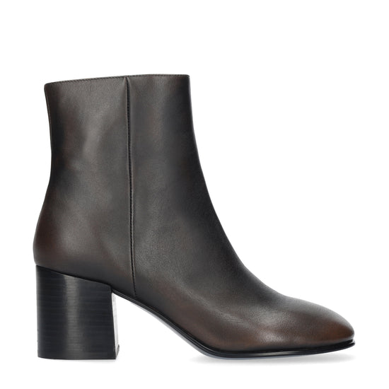 Vista lateral de los botines de piel cepillada para mujer Melina Booties 70 en color marrón, de caña baja, punta redonda, tacón stacked de bloque de 7 cm y cremallera interior de BIBI LOU.