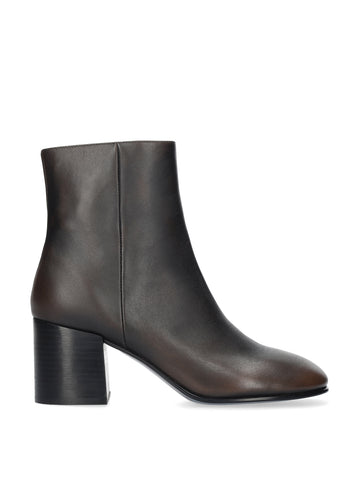 Vista lateral de los botines de piel cepillada para mujer Melina Booties 70 en color marrón, de caña baja, punta redonda, tacón stacked de bloque de 7 cm y cremallera interior de BIBI LOU.