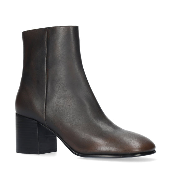 Vista lateral de los botines de piel cepillada para mujer Melina Booties 70 en color marrón, de caña baja, punta redonda, tacón stacked de bloque de 7 cm y cremallera interior de BIBI LOU.
