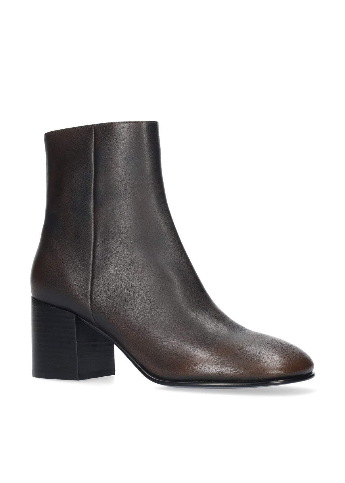 Vista lateral de los botines de piel cepillada para mujer Melina Booties 70 en color marrón, de caña baja, punta redonda, tacón stacked de bloque de 7 cm y cremallera interior de BIBI LOU.