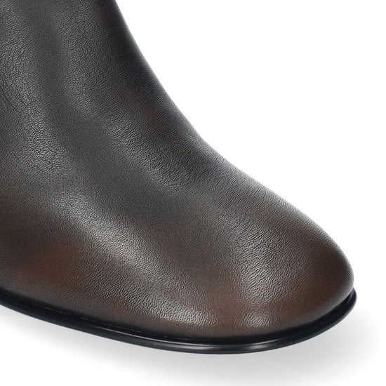 Vista lateral de los botines de piel cepillada para mujer Melina Booties 70 en color marrón, de caña baja, punta redonda, tacón stacked de bloque de 7 cm y cremallera interior de BIBI LOU.