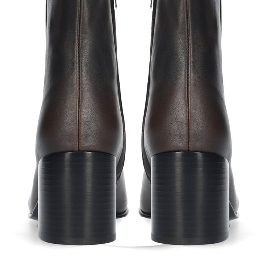 Vista lateral de los botines de piel cepillada para mujer Melina Booties 70 en color marrón, de caña baja, punta redonda, tacón stacked de bloque de 7 cm y cremallera interior de BIBI LOU.