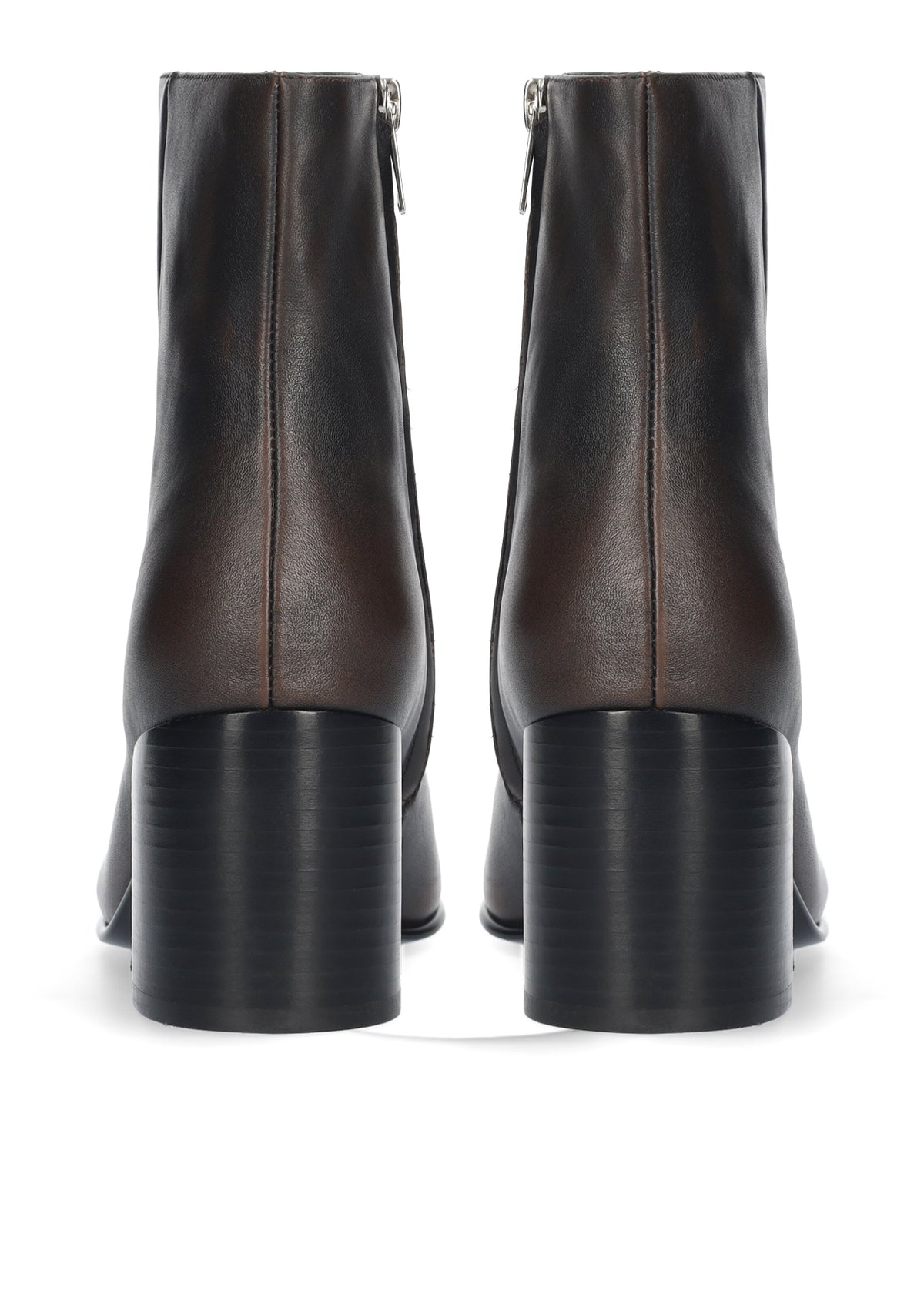 Vista lateral de los botines de piel cepillada para mujer Melina Booties 70 en color marrón, de caña baja, punta redonda, tacón stacked de bloque de 7 cm y cremallera interior de BIBI LOU.