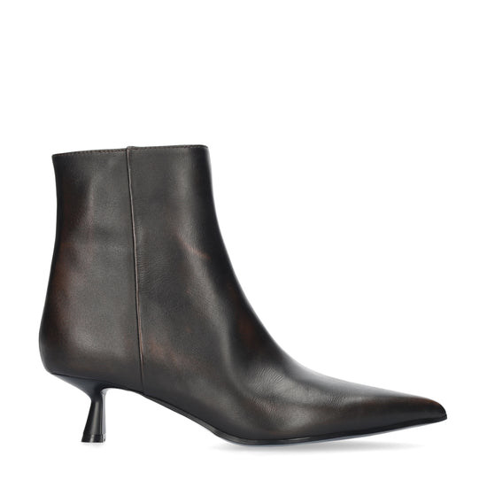 Vista lateral de los botines de piel para mujer Sakura Booties 45 en color marrón, de caña baja, punta afilada y tacón de aguja de 4,5 cm de BIBI LOU.