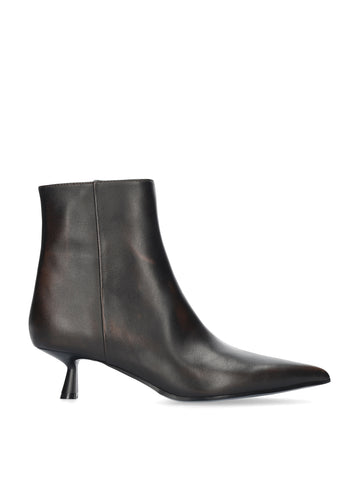 Vista lateral de los botines de piel para mujer Sakura Booties 45 en color marrón, de caña baja, punta afilada y tacón de aguja de 4,5 cm de BIBI LOU.