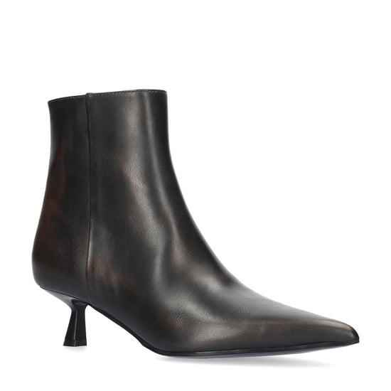 Vista lateral de los botines de piel para mujer Sakura Booties 45 en color marrón, de caña baja, punta afilada y tacón de aguja de 4,5 cm de BIBI LOU.