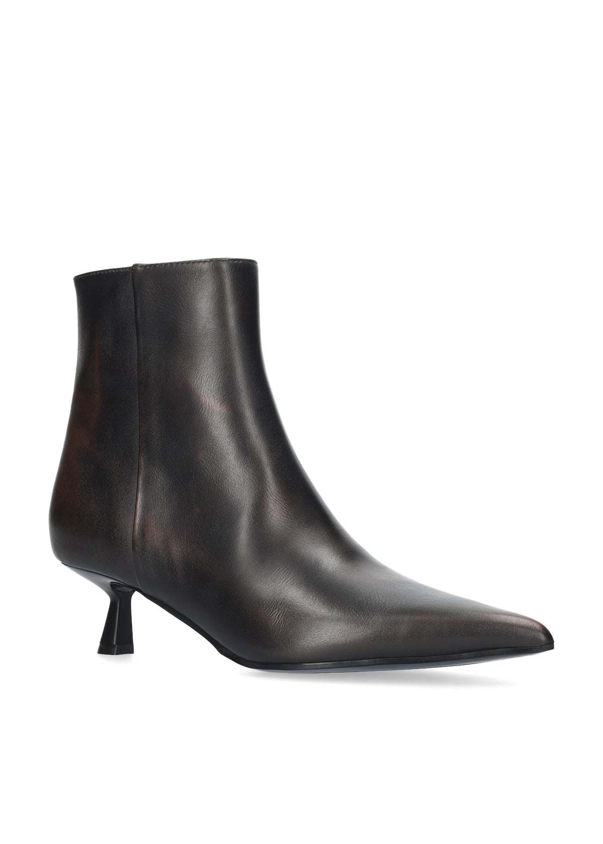 Vista lateral de los botines de piel para mujer Sakura Booties 45 en color marrón, de caña baja, punta afilada y tacón de aguja de 4,5 cm de BIBI LOU.