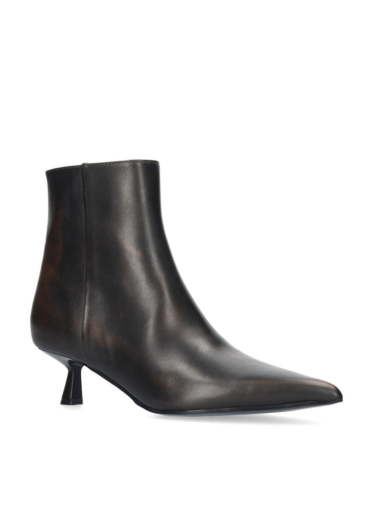 Vista lateral de los botines de piel para mujer Sakura Booties 45 en color marrón, de caña baja, punta afilada y tacón de aguja de 4,5 cm de BIBI LOU.