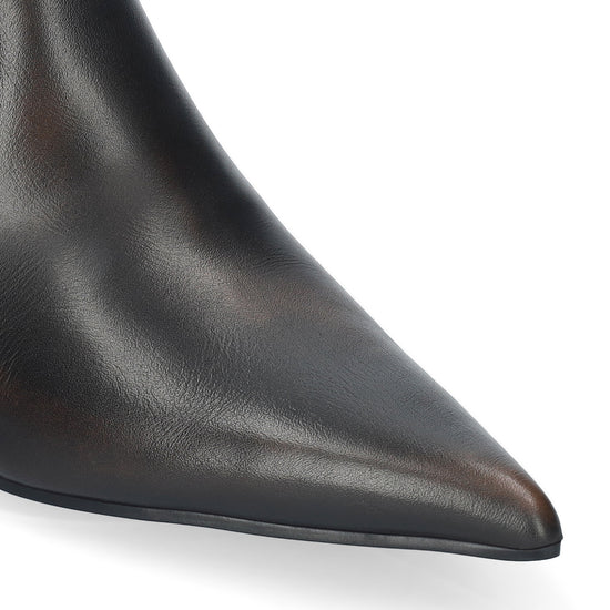Vista lateral de los botines de piel para mujer Sakura Booties 45 en color marrón, de caña baja, punta afilada y tacón de aguja de 4,5 cm de BIBI LOU.
