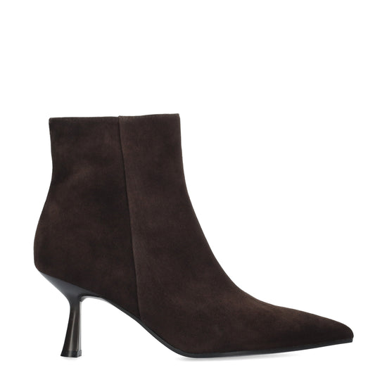 Vista lateral de los botines de ante para mujer Sakura Booties 70 en color marrón de BIBI LOU.