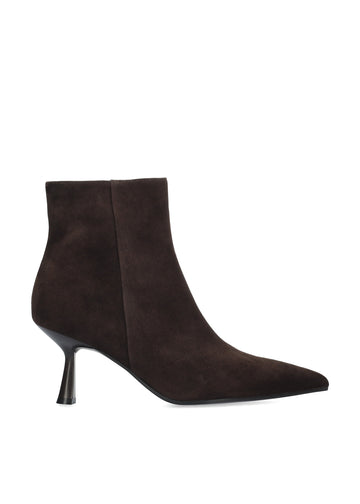 Vista lateral de los botines de ante para mujer Sakura Booties 70 en color marrón de BIBI LOU.