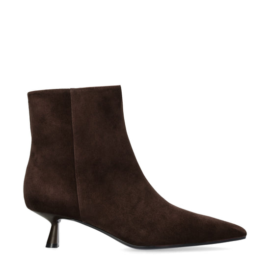 Vista lateral de los botines de ante para mujer Sakura Booties 45 en color marrón de BIBI LOU.