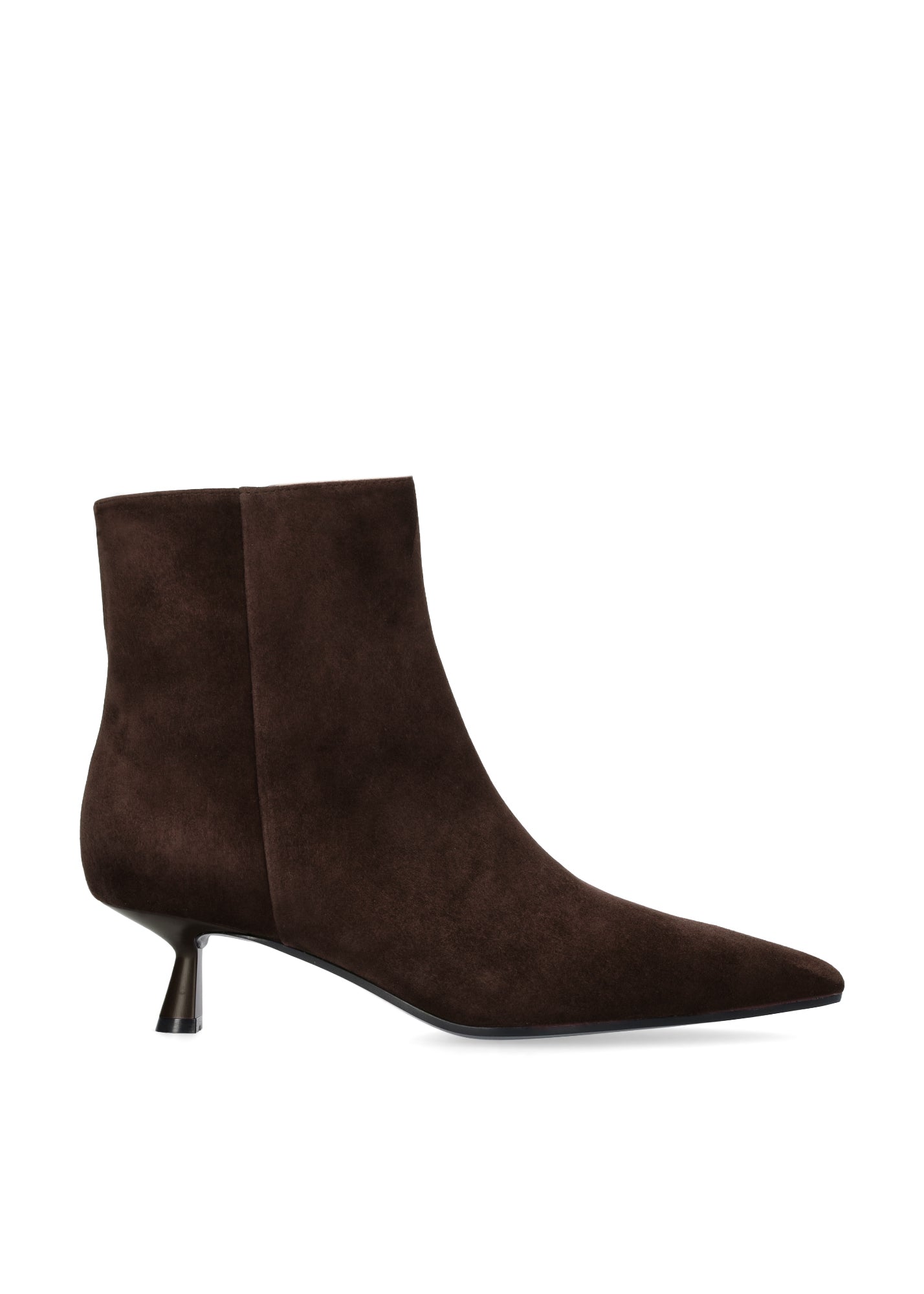 Vista lateral de los botines de ante para mujer Sakura Booties 45 en color marrón de BIBI LOU.