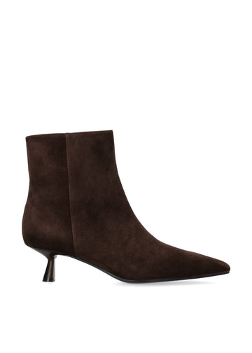 Vista lateral de los botines de ante para mujer Sakura Booties 45 en color marrón de BIBI LOU.