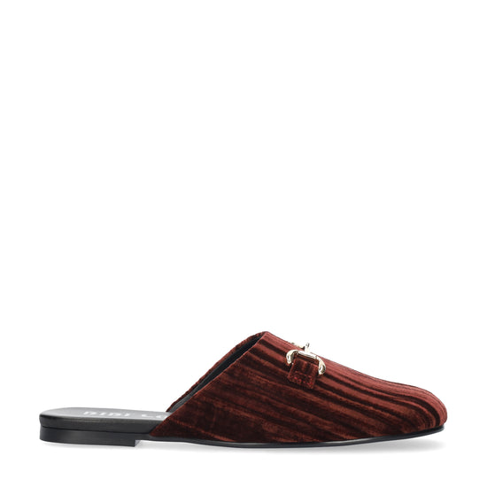 Vista lateral de los mocasines mule de terciopelo arrugado para mujer Ashe Mule en color burgundy, con punta redonda, herraje fino y tacón plano de BIBI LOU.