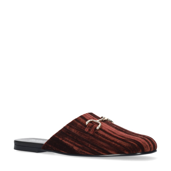 Vista lateral de los mocasines mule de terciopelo arrugado para mujer Ashe Mule en color burgundy, con punta redonda, herraje fino y tacón plano de BIBI LOU.