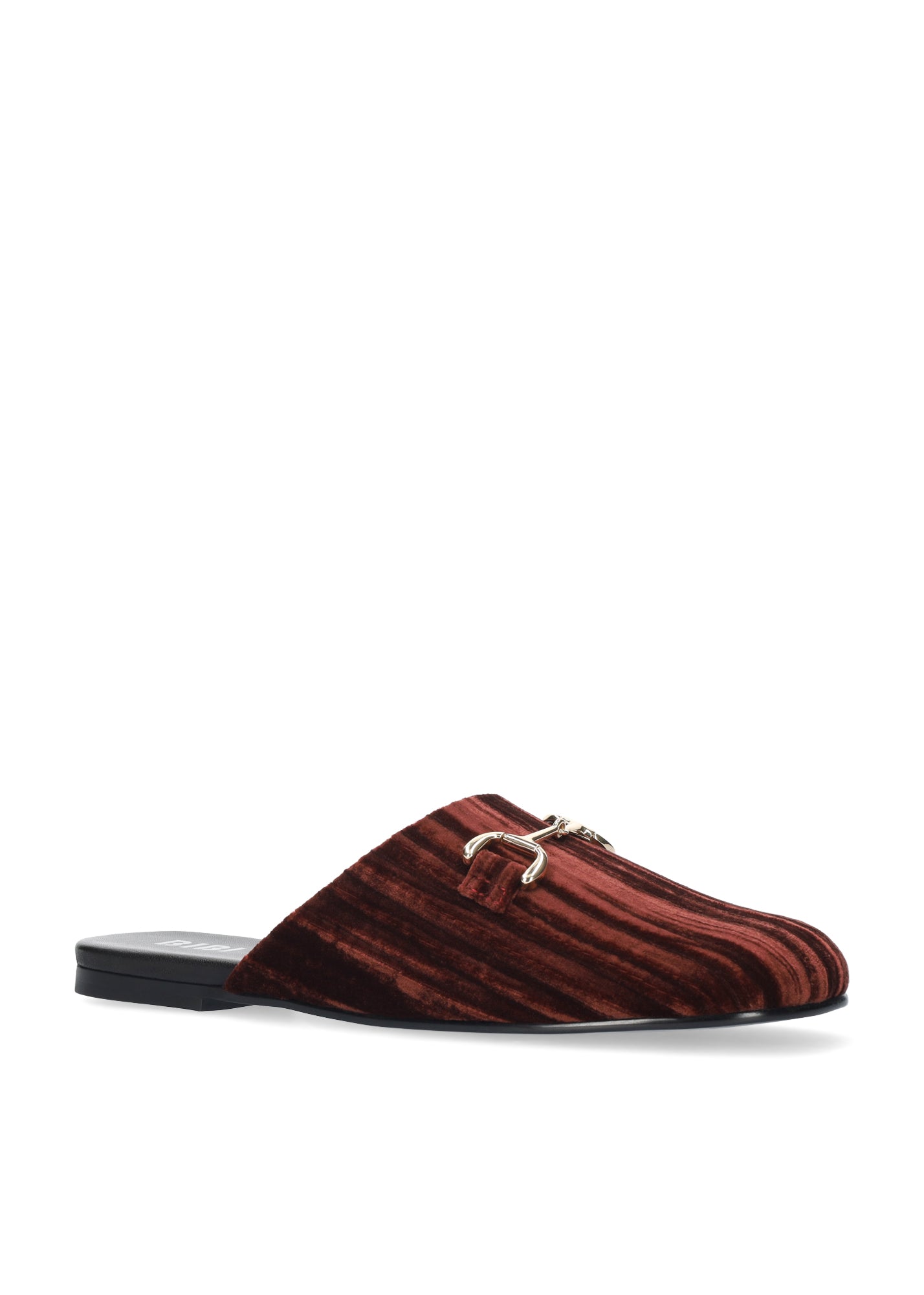 Vista lateral de los mocasines mule de terciopelo arrugado para mujer Ashe Mule en color burgundy, con punta redonda, herraje fino y tacón plano de BIBI LOU.