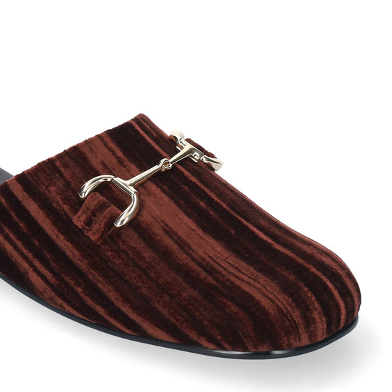 Vista lateral de los mocasines mule de terciopelo arrugado para mujer Ashe Mule en color burgundy, con punta redonda, herraje fino y tacón plano de BIBI LOU.