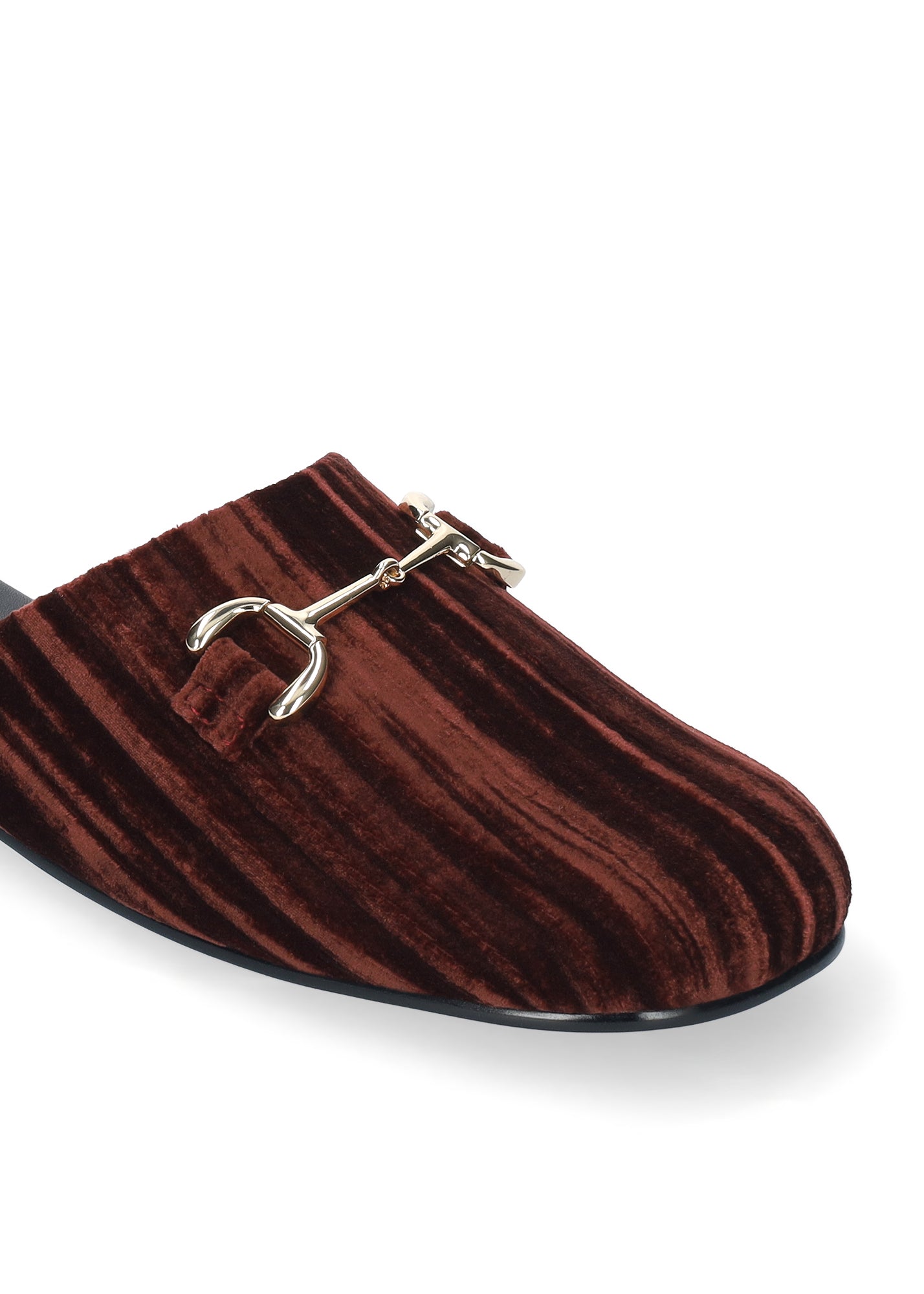 Vista lateral de los mocasines mule de terciopelo arrugado para mujer Ashe Mule en color burgundy, con punta redonda, herraje fino y tacón plano de BIBI LOU.