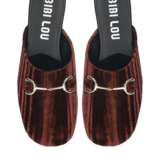 Vista lateral de los mocasines mule de terciopelo arrugado para mujer Ashe Mule en color burgundy, con punta redonda, herraje fino y tacón plano de BIBI LOU.