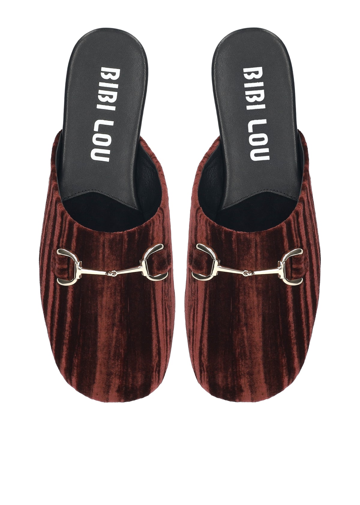 Vista lateral de los mocasines mule de terciopelo arrugado para mujer Ashe Mule en color burgundy, con punta redonda, herraje fino y tacón plano de BIBI LOU.