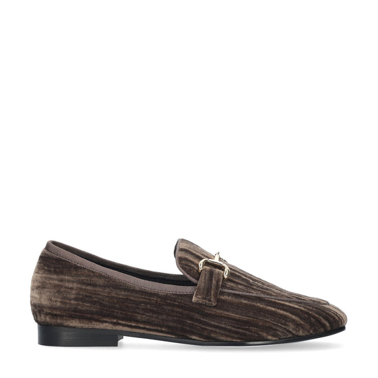 Vista lateral de los mocasines de terciopelo arrugado para mujer Ashe Loafer 20 en color gris, con punta cuadrada, herraje fino y tacón plano de 2 cm de BIBI LOU.