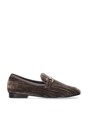 Vista lateral de los mocasines de terciopelo arrugado para mujer Ashe Loafer 20 en color gris, con punta cuadrada, herraje fino y tacón plano de 2 cm de BIBI LOU.