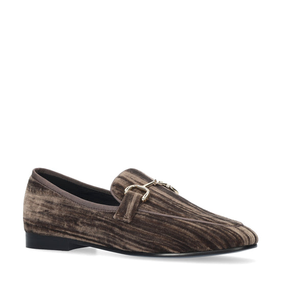 Vista lateral de los mocasines de terciopelo arrugado para mujer Ashe Loafer 20 en color gris, con punta cuadrada, herraje fino y tacón plano de 2 cm de BIBI LOU.