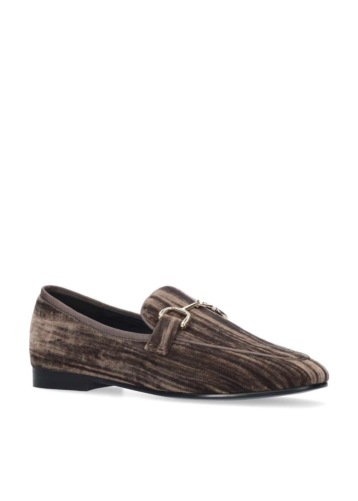 Vista lateral de los mocasines de terciopelo arrugado para mujer Ashe Loafer 20 en color gris, con punta cuadrada, herraje fino y tacón plano de 2 cm de BIBI LOU.