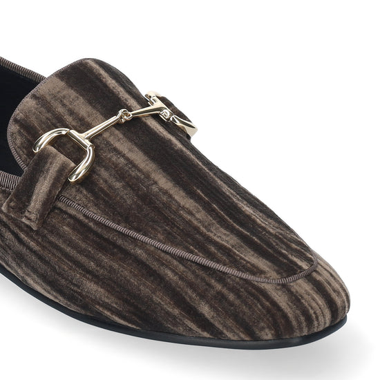 Vista lateral de los mocasines de terciopelo arrugado para mujer Ashe Loafer 20 en color gris, con punta cuadrada, herraje fino y tacón plano de 2 cm de BIBI LOU.