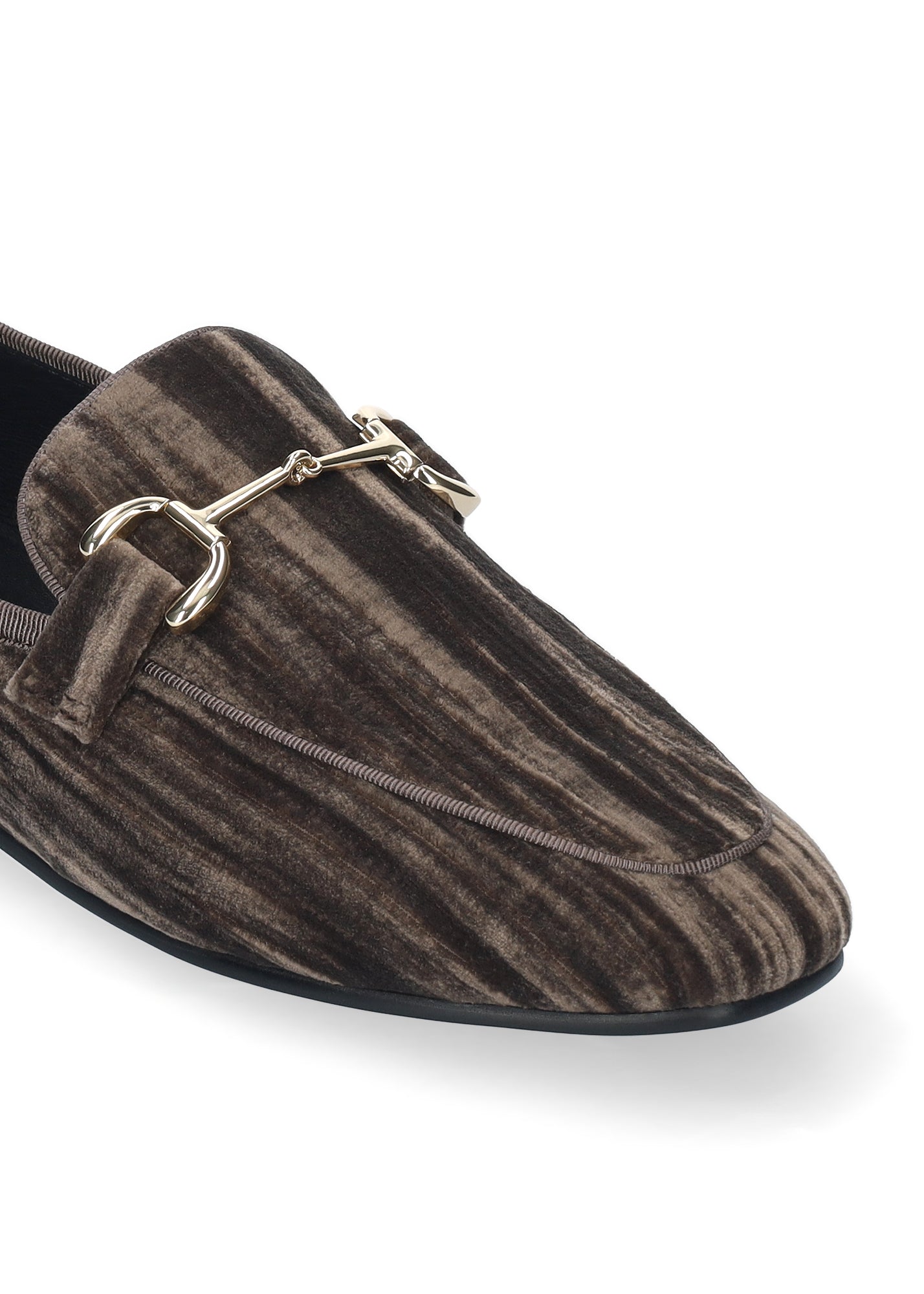 Vista lateral de los mocasines de terciopelo arrugado para mujer Ashe Loafer 20 en color gris, con punta cuadrada, herraje fino y tacón plano de 2 cm de BIBI LOU.