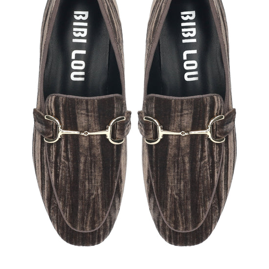 Vista lateral de los mocasines de terciopelo arrugado para mujer Ashe Loafer 20 en color gris, con punta cuadrada, herraje fino y tacón plano de 2 cm de BIBI LOU.